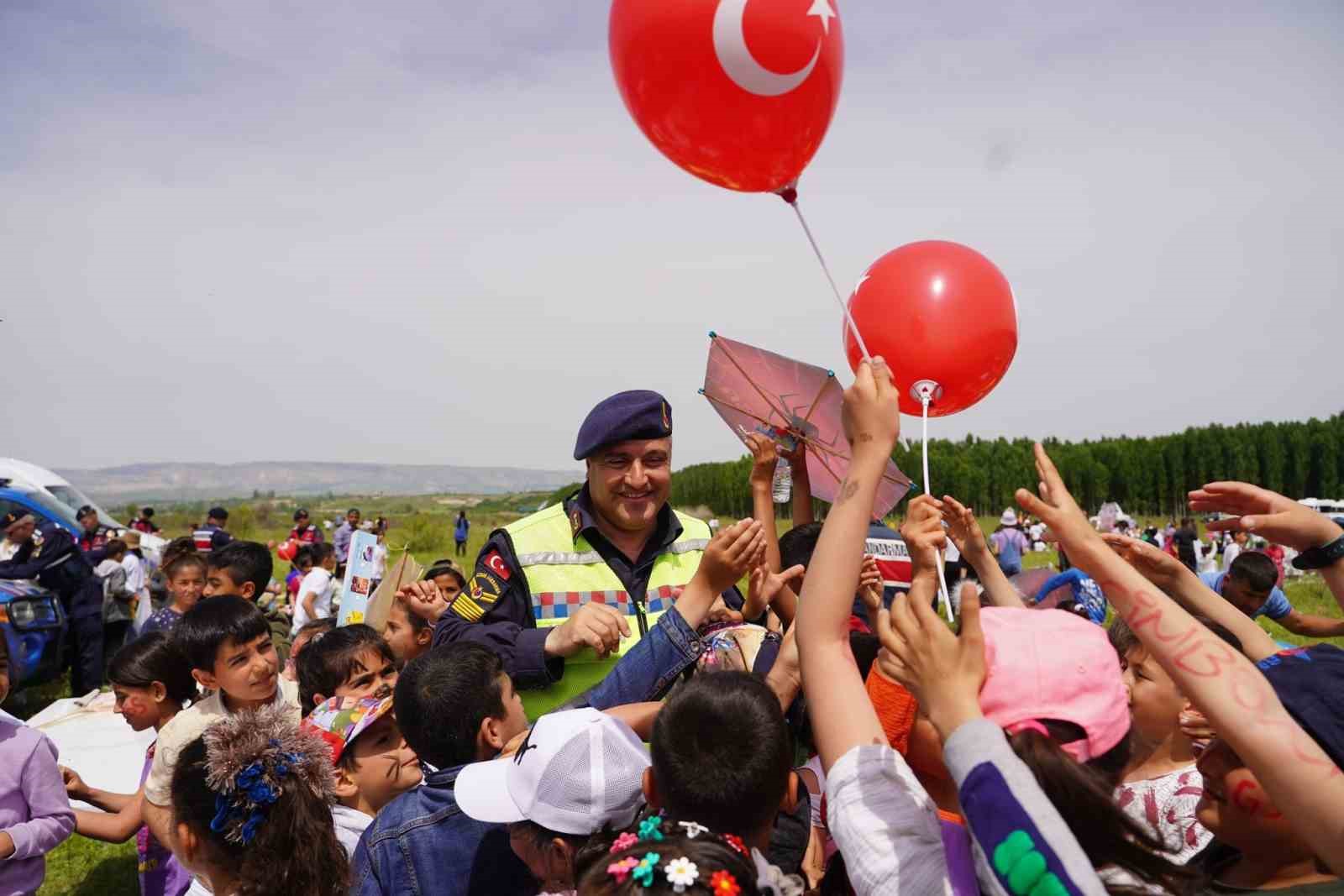 MALATYA’NIN YAZIHAN İLÇESİNDE "HAYDİ ÇOCUKLAR GÖKYÜZÜNÜ RENKLENDİRELİM" TEMASIYLA DÜZENLENEN UÇURTMA