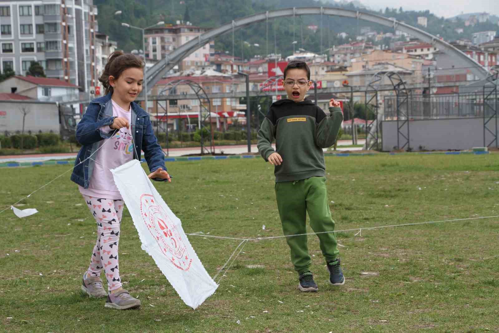 RİZE BELEDİYESİ TARAFINDAN ÇOCUKLAR İÇİN DÜZENLENEN UÇURTMA ŞENLİĞİ RENKLİ GÖRÜNTÜLERE