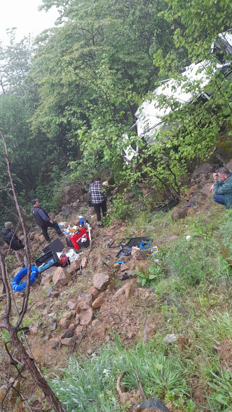 RİZE’NİN ARDEŞEN İLÇESİNDE BİR KİŞİ ARACIYLA MANEVRA YAPTIĞI SIRADA UÇURUMDAN