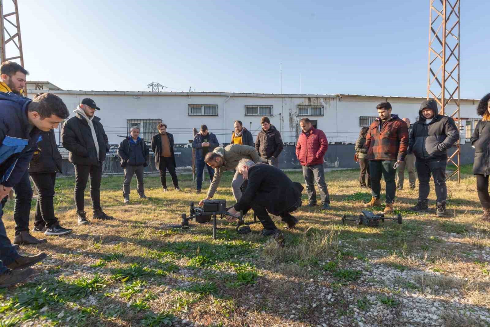 UEDAŞ, DRONE TEKNOLOJİSİ SAYESİNDE 20 SAATLİK GÖREVİ 4,5 DAKİKAYA İNDİRİYOR.