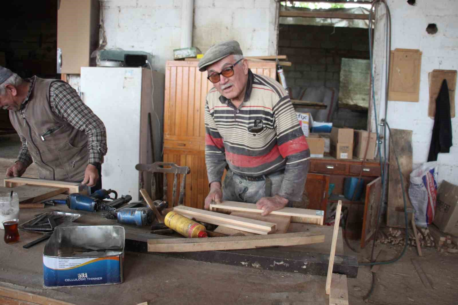 AYDIN'IN KARPUZLU İLÇESİNDE 55 YILDIR MARANGOZLUK YAPAN VE MESLEĞİNİ YAPARKEN