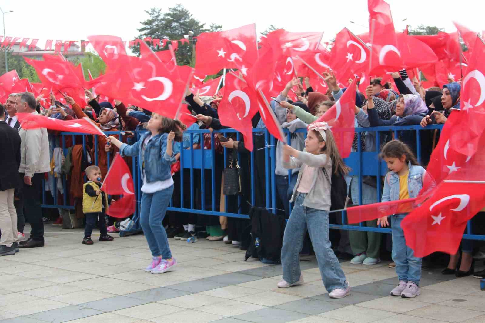 UĞUR IŞILAK, 'BİRLİK KONSERİ’ ÇERÇEVESİNDE ERZURUMLULARLA BULUŞTU. HAVUZBAŞI KENT MEYDANI’NDA