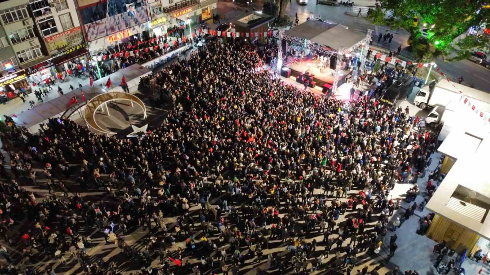 KESTEL BELEDİYESİ TARAFINDAN MEYDAN KESTEL’DE DÜZENLENEN KONSERDE SAHNE ALAN ÜNLÜ
