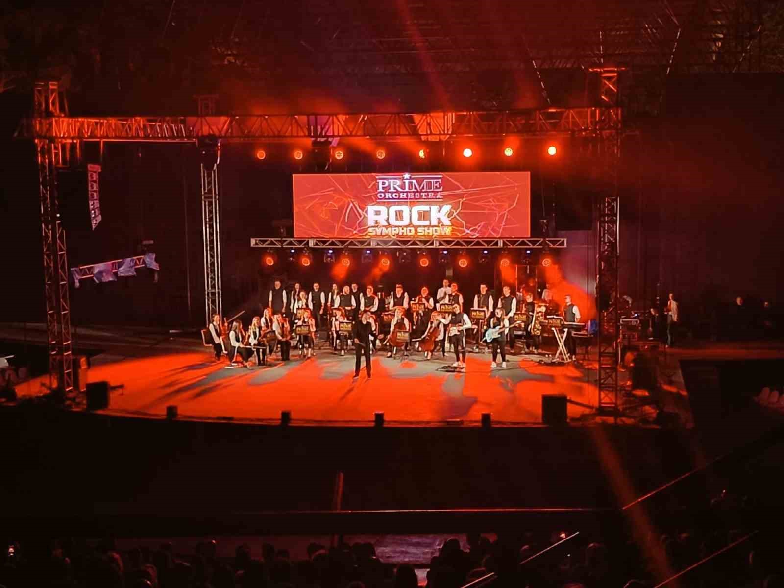 DÜNYACA ÜNLÜ ROCK TÜRÜNDEKİ PARÇALARI ÖZGÜN ARANJMAN VE IŞILTILI GÖRSEL