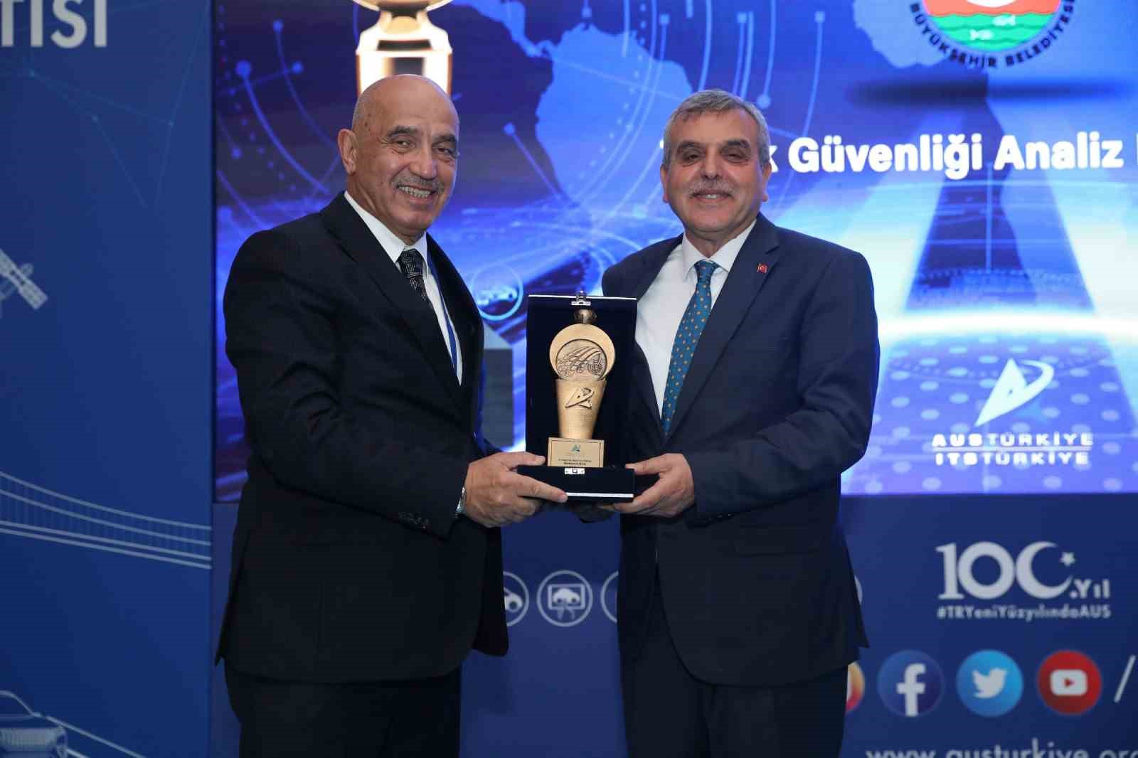 ULAŞIMDA BELEDİYECİLİK ÖDÜLÜNÜ BEYAZGÜL ALDI