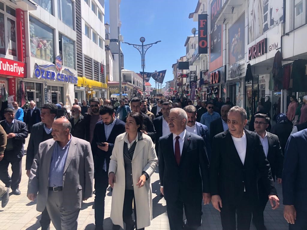ULAŞTIRMA ESKİ BAKANI AHMET ARSLAN AĞRI’DA VATANDAŞLARLA BULUŞTU