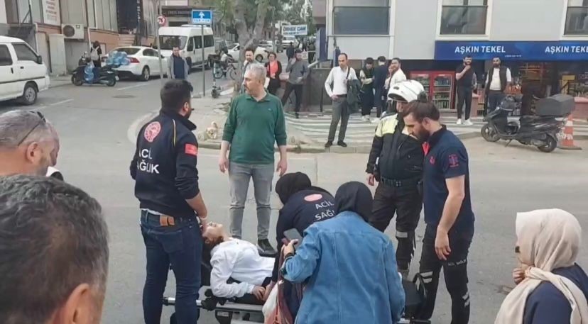 YARALI KADIN OLAY YERİNE GELEN AMBULANSLA HASTANEYE KALDIRILIRKEN SAĞLIK DURUMUNUN