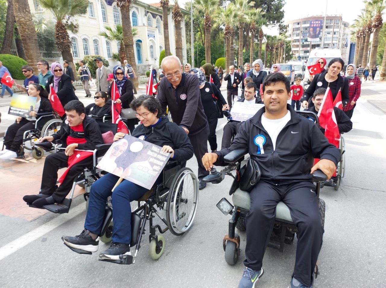 DENİZLİ’DE 10-16 MAYIS DÜNYA ENGELLİLER HAFTASI DOLAYISIYLA DÜZENLENEN FARKINDALIK YÜRÜYÜŞÜNE
