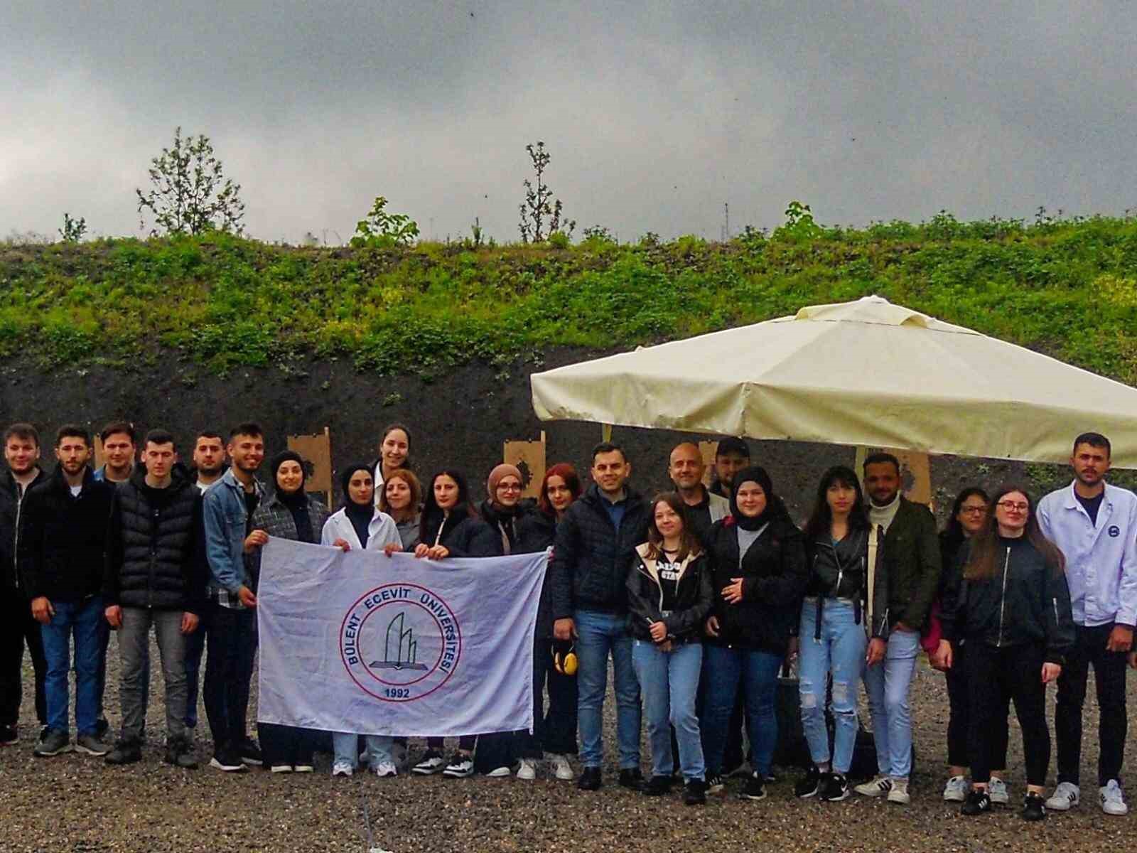 ÜNİVERSİTE ÖĞRENCİLERİ SERTİFİKA ALMAYA HAK KAZANDILAR