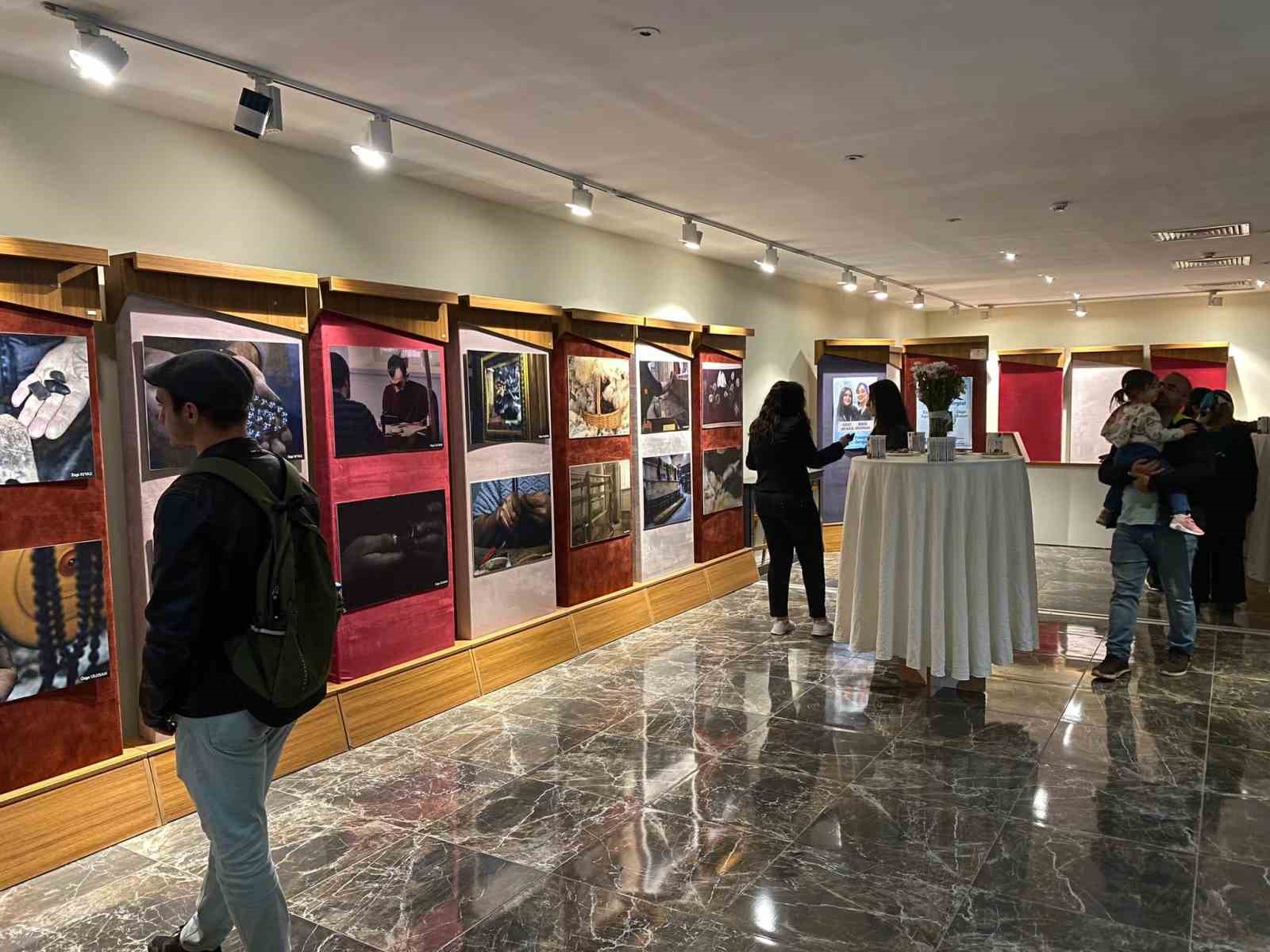 ERZURUM’DA İKİ ÜNİVERSİTE ÖĞRENCİSİNİN AÇTIĞI FOTOĞRAF SERGİSİ ZİYARETÇİLER TARAFINDAN İLGİ