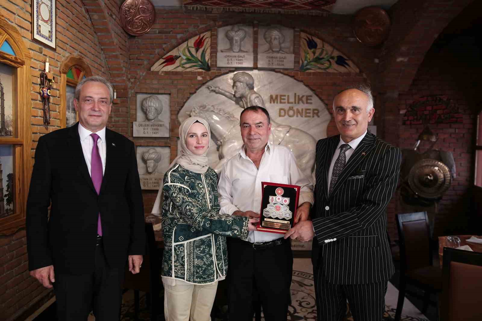 BURSA’DA 2 BİN 698 KİLOGRAM DÖNER KEBABI YAPARAK GUİNNESS REKORLAR