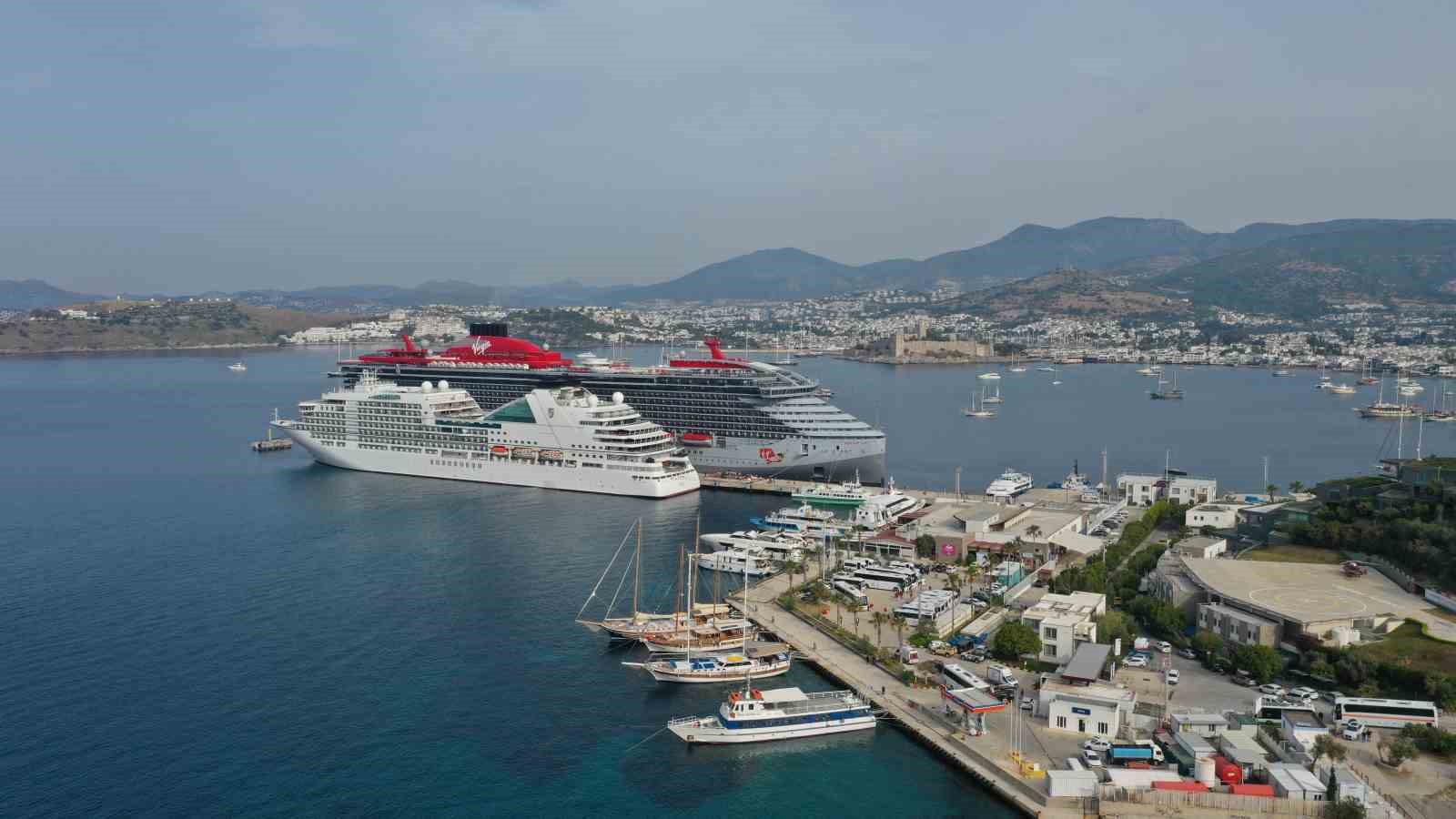 MUĞLA’NIN BODRUM İLÇESİNE GELEN DEV KRUVAZİYER GEMİ ESNAFI VE TURİZMCİYİ