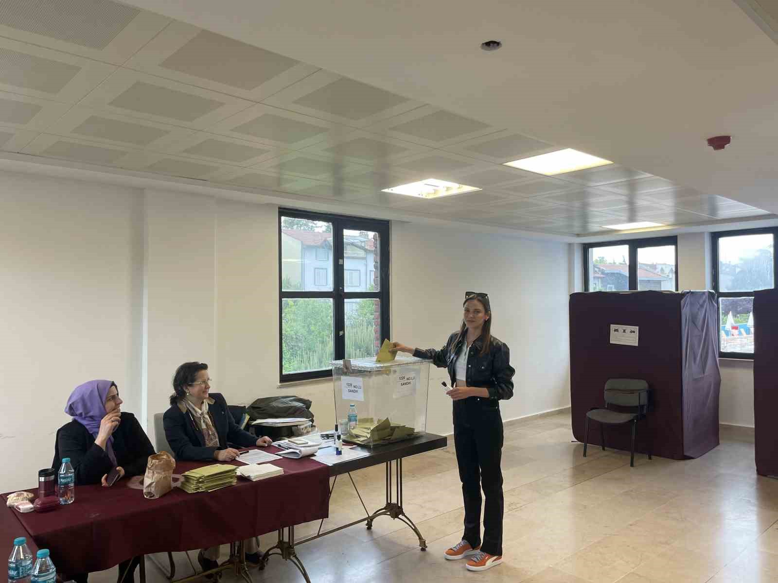 ÜNLÜ OYUNCU ALİNA BOZ CUMHURBAŞKANLIĞI SEÇİMLERİ İÇİN OYUNU KULLANDI.