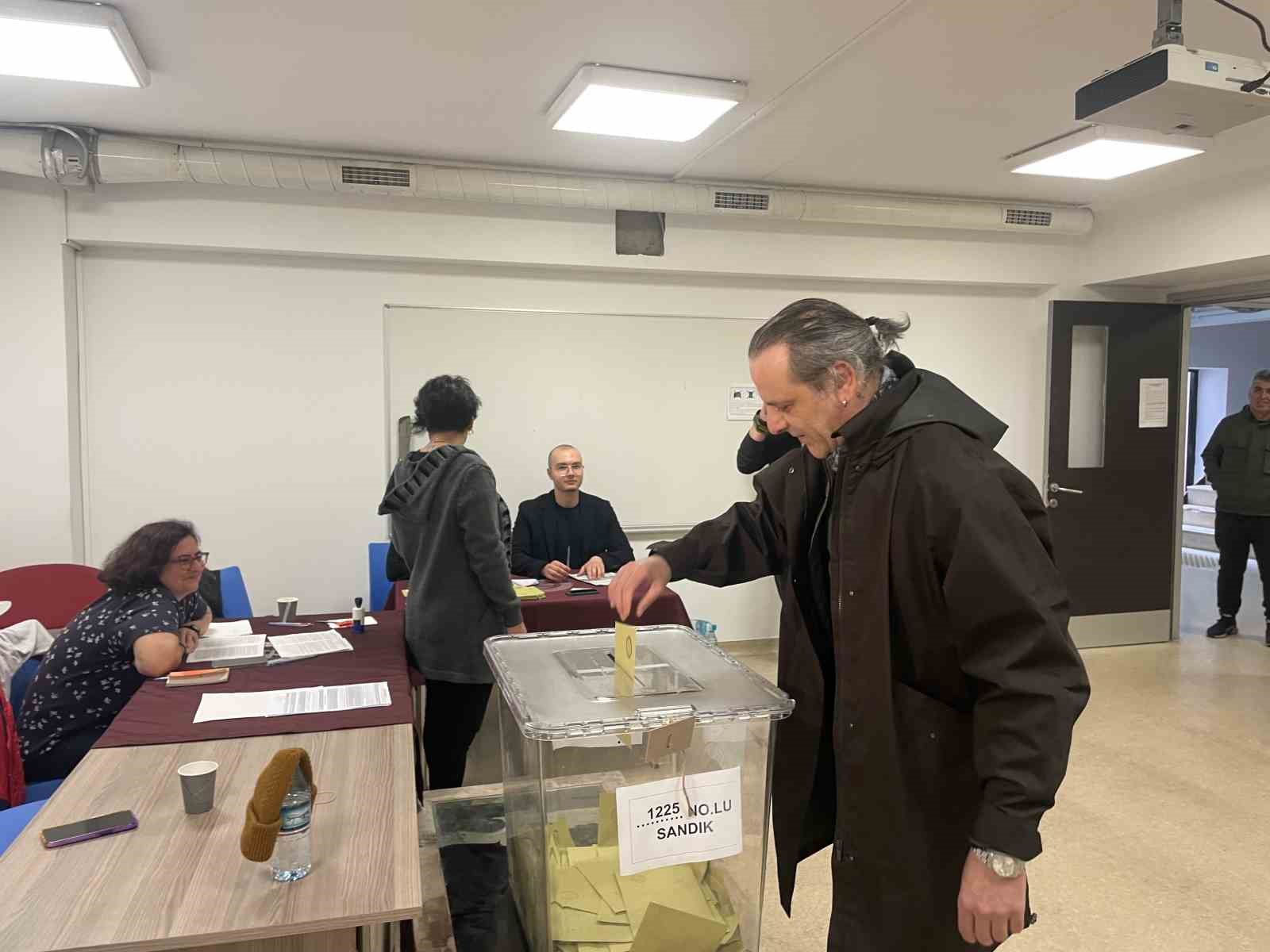 CUMHURBAŞKANLIĞI SEÇİMLERİ İÇİN OYUNU KULLANAN ÜNLÜ OYUNCU OZAN GÜVEN, "HAYIRLI