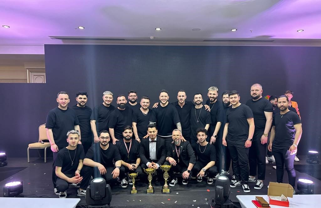 ESKİŞEHİRLİ ÜNLÜ SAÇ TASARIMCISI HASAN HÜSEYİN YILMAZ, ANTALYA’DA DÜZENLENEN YARIŞMADA
