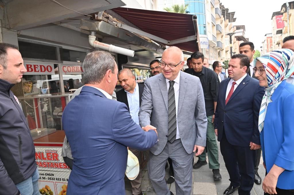 BÜYÜKŞEHİR BELEDİYE BAŞKANI CENGİZ ERGÜN, AHMETLİ’DE, ÜRETİCİNİN ZEYTİN SİNEĞİ İLE