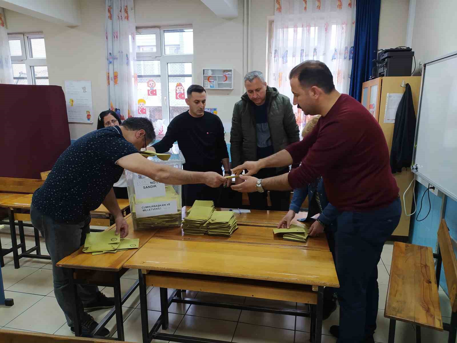 UŞAK'TA SABAH SAAT 08.00'DA  BAŞLAYAN OY VERME İŞLEMİ SAATLERİN
