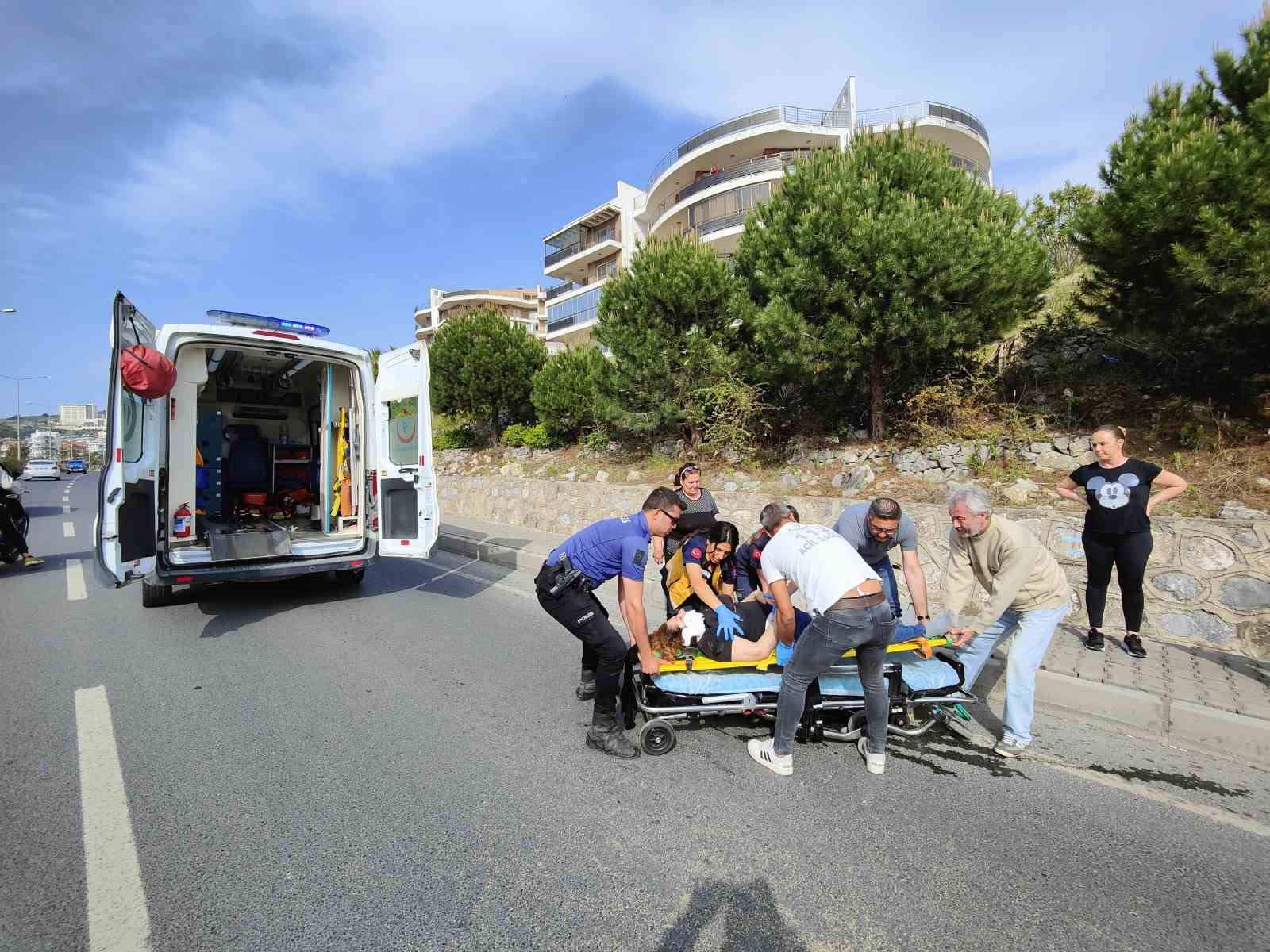 ÜST GEÇİDİ KULLANMAYAN KADIN, OTOMOBİLİN ÇARPMASI SONUCU YARALANDI