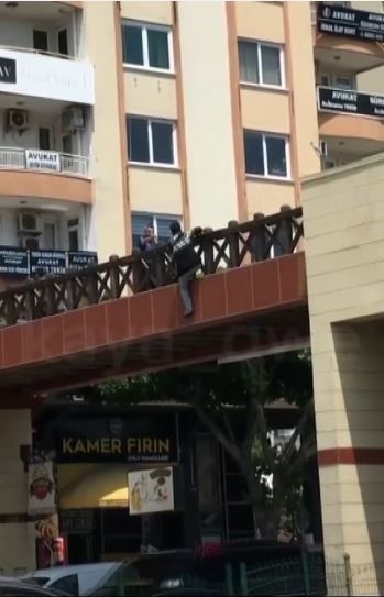 ANTALYA’DA YAYA ÜST GEÇİDİNDE İNTİHAR GİRİŞİMİNDE BULUNAN GENÇ, KORKULUKLARIN DİĞER