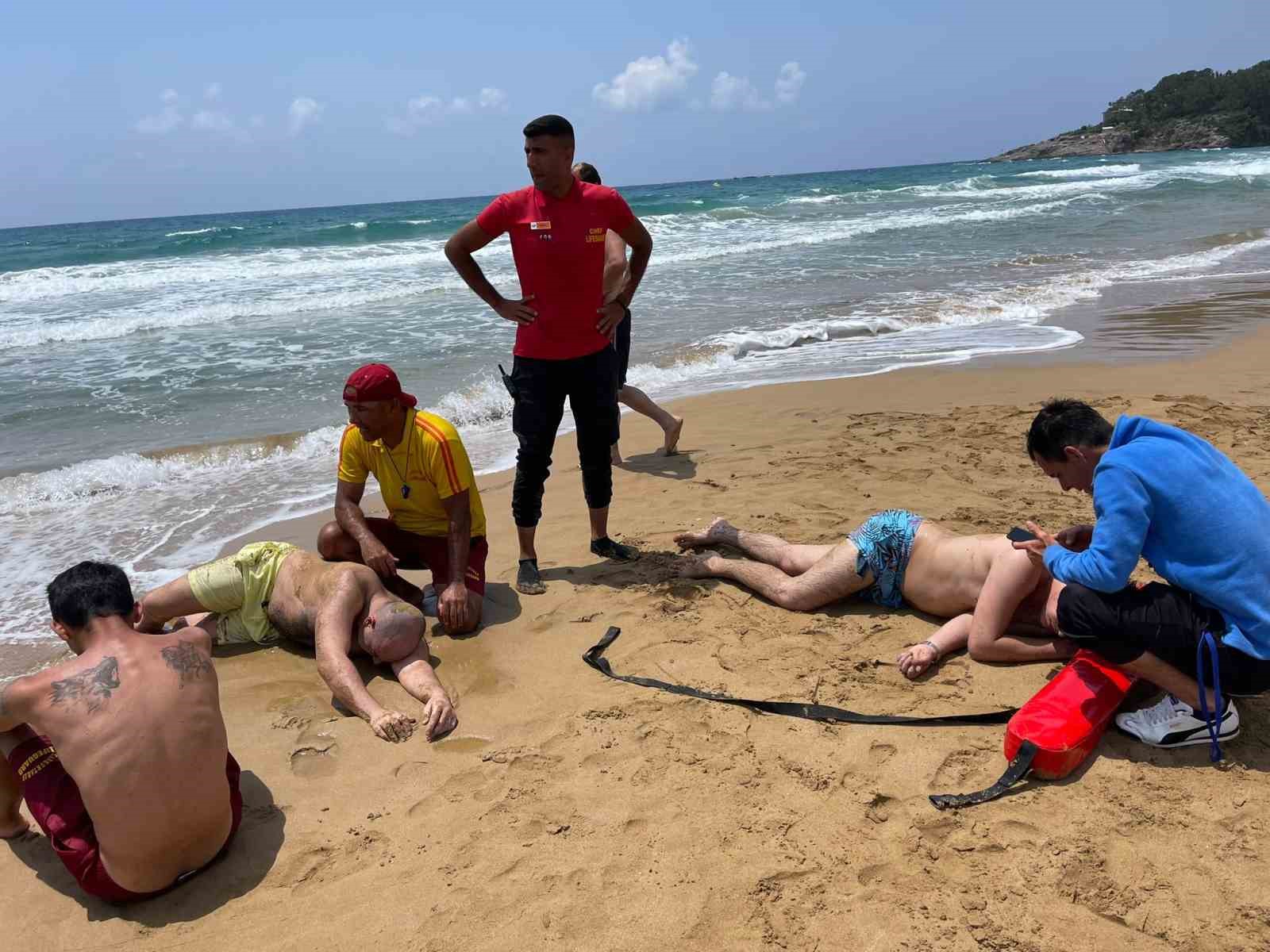 ANTALYA’NIN ALANYA İLÇESİNDE CANKURTARANLARIN UYARILARINA KARŞIN DALGALI DENİZE GİREN 2