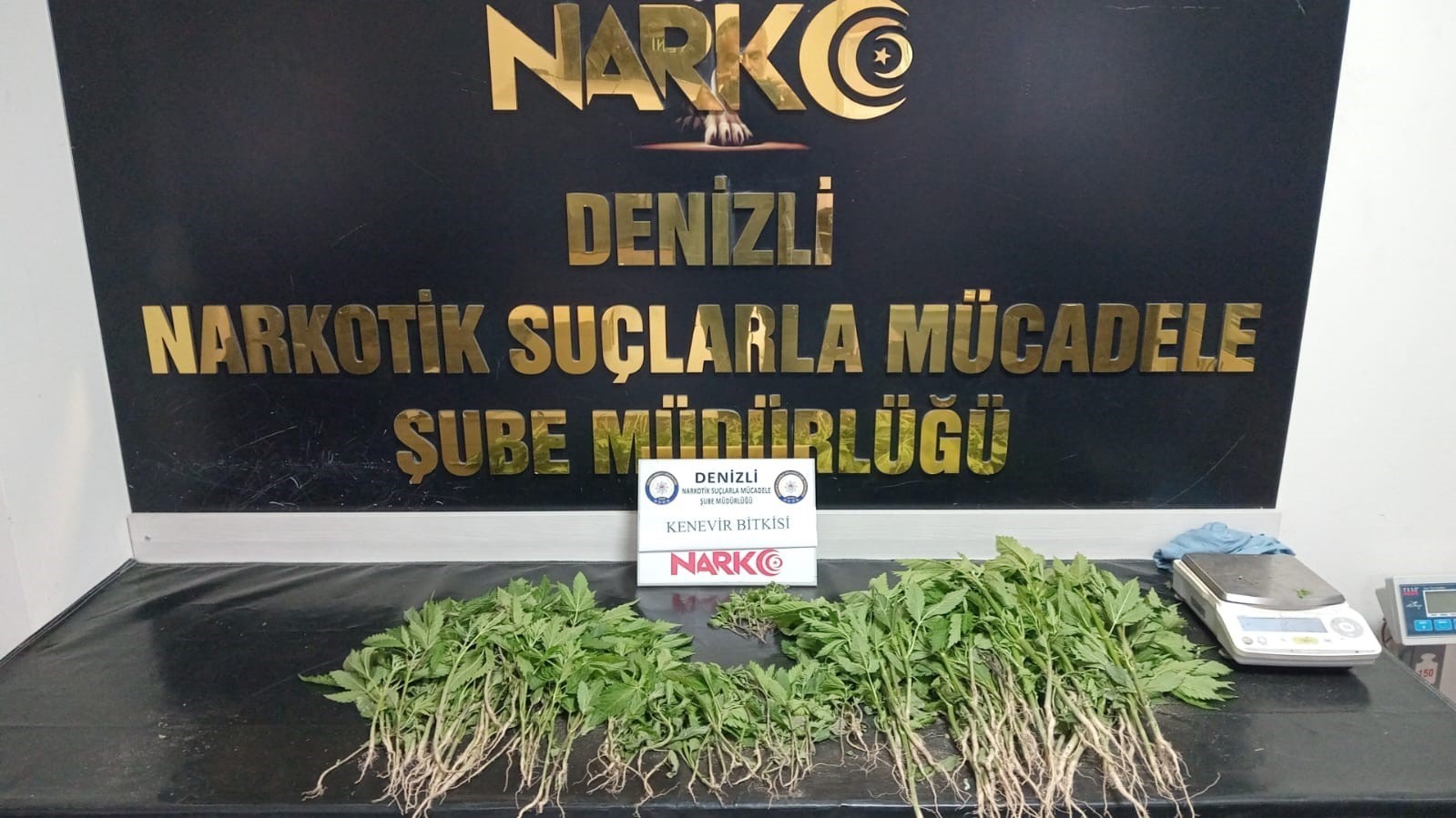 DENİZLİ'DE YAPILAN EŞ ZAMANLI OPERASYONLARDA TUTUKLANAN 3 ZEHİR TACİRİNDEN KİLOLARCA