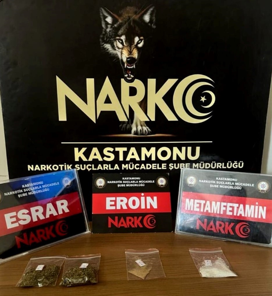 KASTAMONU’DA POLİS EKİPLERİ TARAFINDAN NARKOTİK KÖPEĞİ ’CEKU’ İLE YAPTIKLARI ARAMALARDA