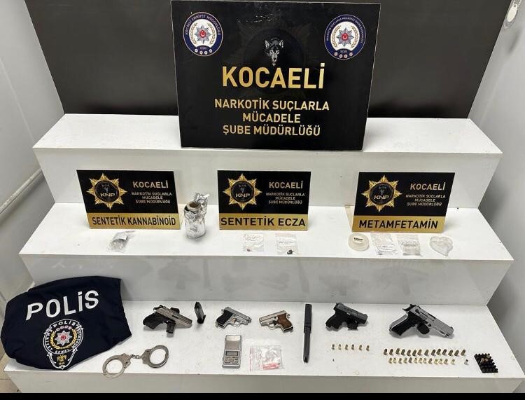 KOCAELİ'NİN BAŞİSKELE İLÇESİNDE UYUŞTURUCU TİCARETİ YAPAN ŞAHSIN EVİNDE YAPILAN ARAMADA