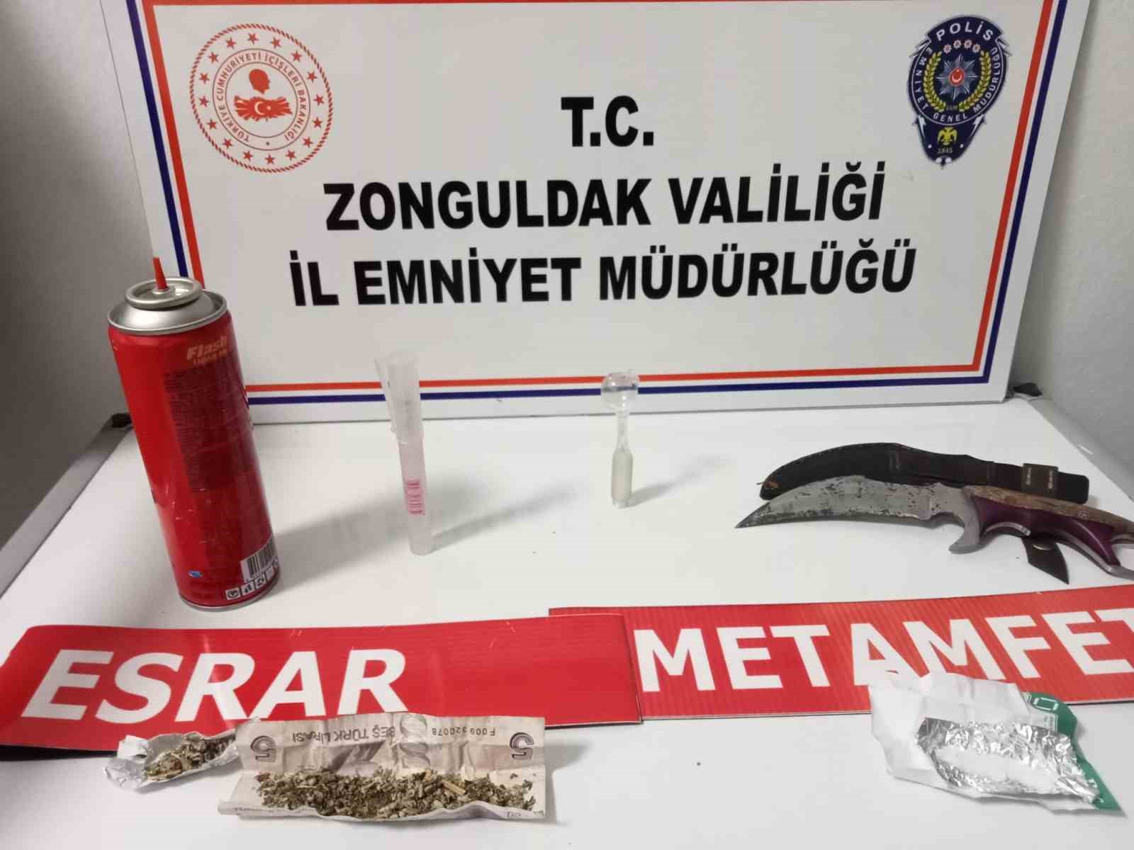 ZONGULDAK'TA POLİSİN ŞÜPHE ÜZERİNE DURDURDUĞU ARAÇTAKİ BİR KİŞİNİN 5 TL'LİK