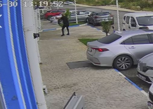 NTALYA’DA SİLAHLI BİR ŞÜPHELİ, BALIK PAZARINDAKİ KASAP DÜKKANINA TABANCAYLA KURŞUN