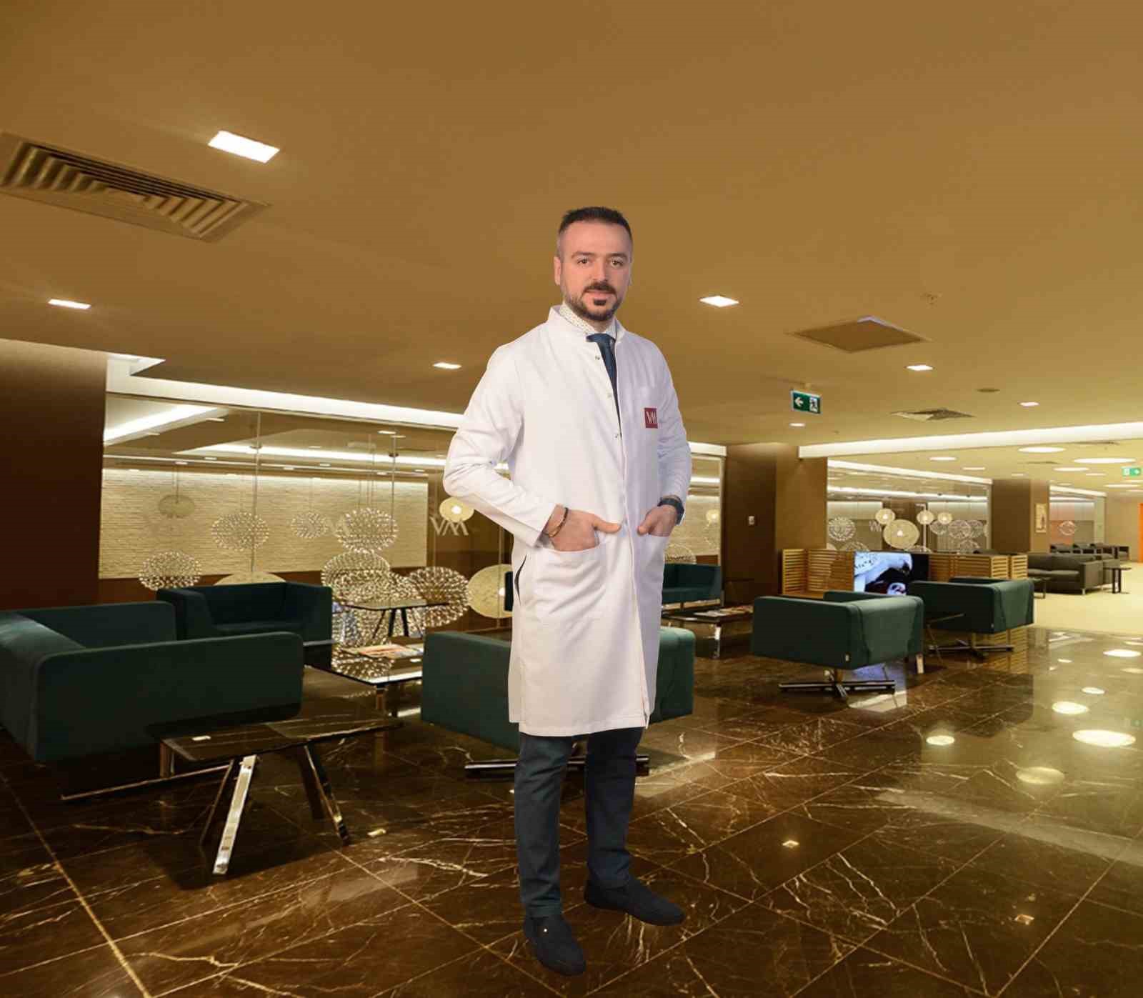 GÖZ KAPAĞI ESTETİĞİ VE KAŞ KALDIRMA AMELİYATLARI HAKKINDA BİLGİLENDİRMEDE BULUNAN