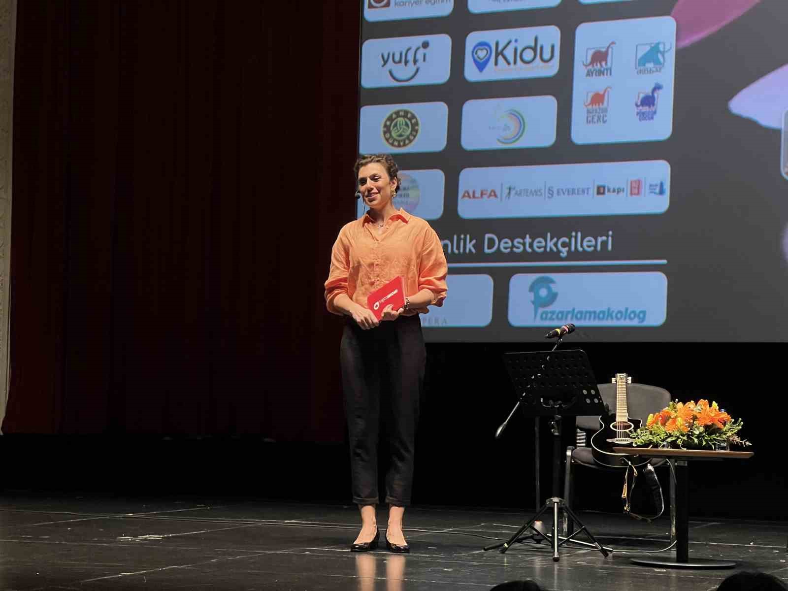 EBEVEYN-UZMAN BULUŞMA PLATFORMU MOMTALKS'UN 7'NCİSİ HİBRİT OLARAK İSTANBUL’DA GERÇEKLEŞTİRİLDİ. BİNLERCE