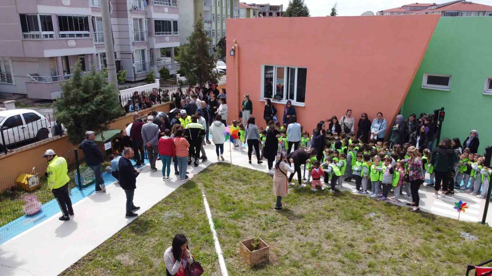 EDİRNE'NİN UZUNKÖPRÜ İLÇESİNDE İLÇE EMNİYET MÜDÜRLÜĞÜ TRAFİK ŞUBE EKİPLERİNCE, KARAYOLLARI TRAFİK HAFTASI DOLAYISIYLA 