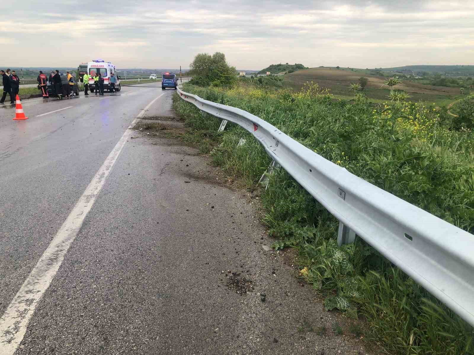 EDİRNE UZUNKÖPRÜ KARAYOLUNDA YAĞIŞLI HAVANIN ETKİSİYLE KONTROLDEN ÇIKAN OTOMOBİLİN REFÜJE