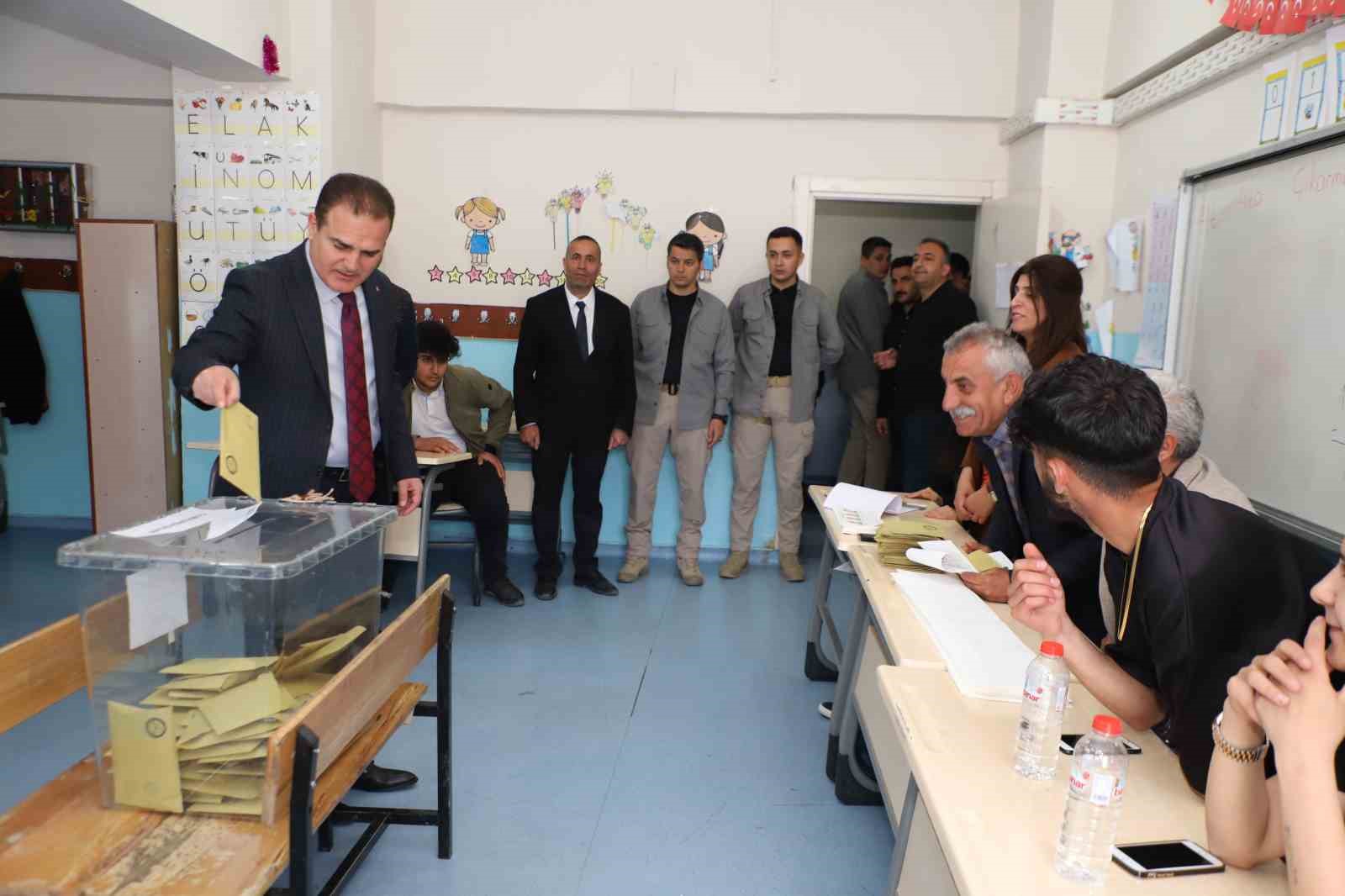 HAKKARİ VALİSİ VE BELEDİYE BAŞKAN VEKİLİ İDRİS AKBIYIK, CUMHURBAŞKANLIĞI VE