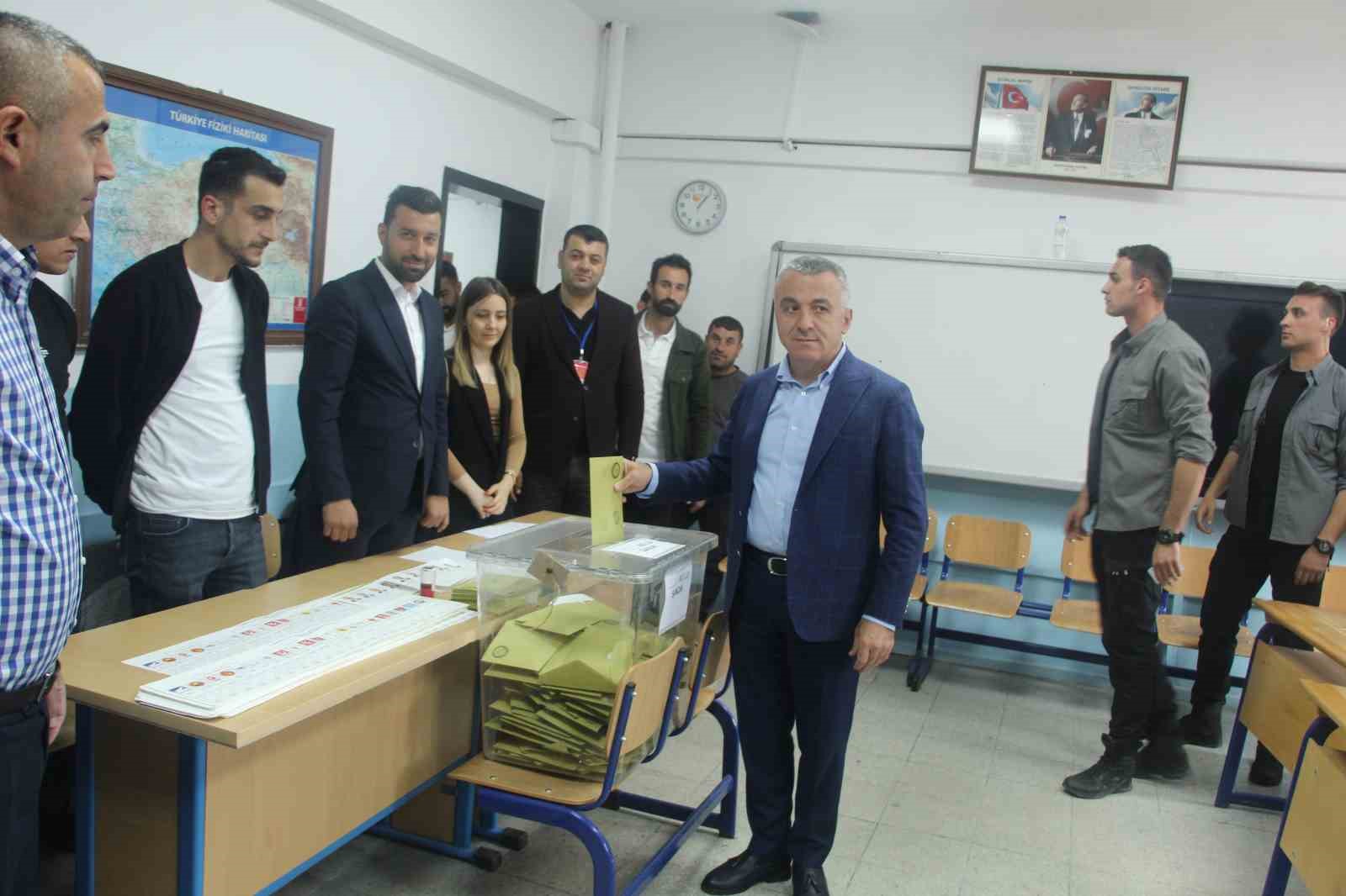 ŞIRNAK VALİSİ OSMAN BİLGİN, ŞIRNAK LİSESİNDE OY KULLANDI.