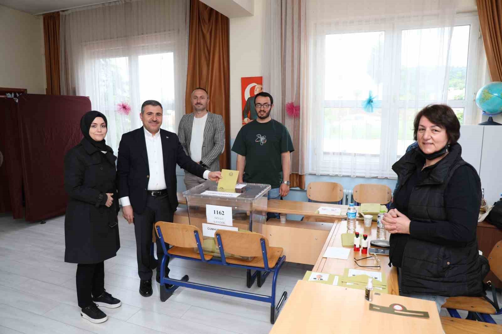 DÜZCE VALİSİ CEVDET ATAY, CUMHURBAŞKANLIĞI 2. TUR OYLAMASINDA OYUNU GAZİ