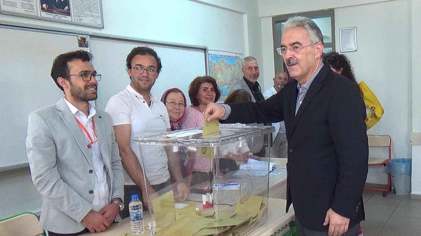 OY KULLANMAK İÇİN HACI SÜLEYMAN ÇAKIR LİSESİ'NE GELEN VALİ EROL
