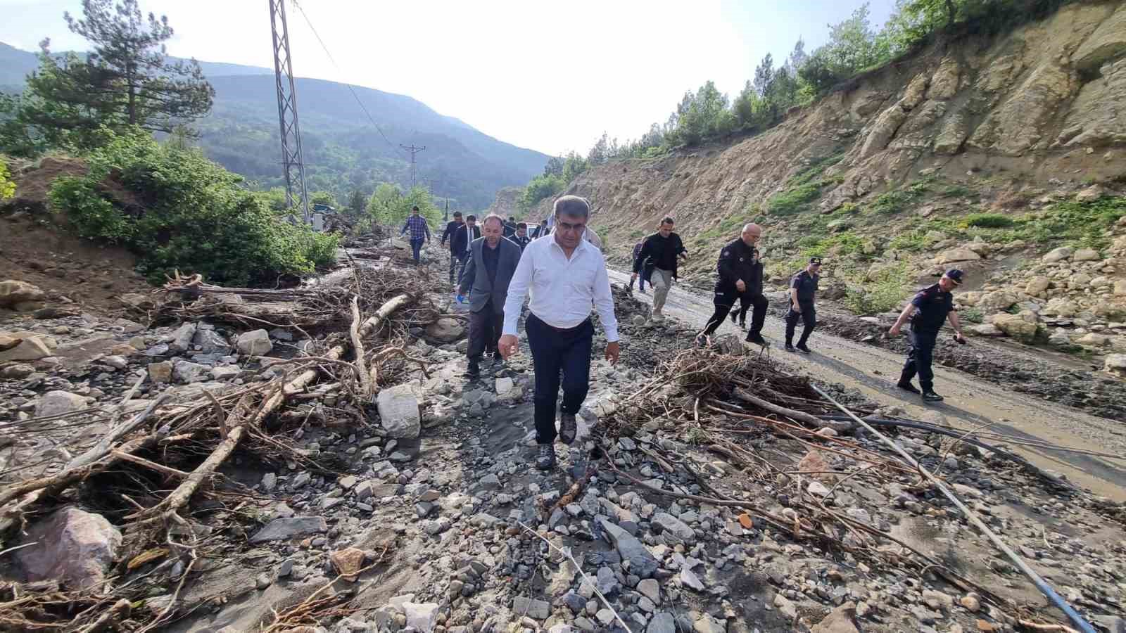 KARABÜK VALİSİ FUAT GÜREL, OVACIK İLÇESİNDE SEL SONRASI ZARAR GÖREN