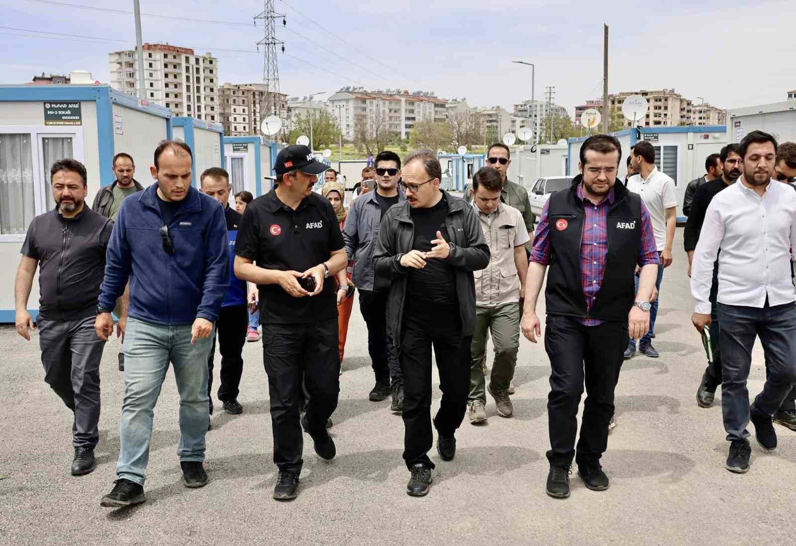 İLK OLARAK KONTEYNIR KENTLERDEKİ DURUMU İNCELEYEN VALİ KIZILKAYA ARDINDAN BÖLGEDEKİ