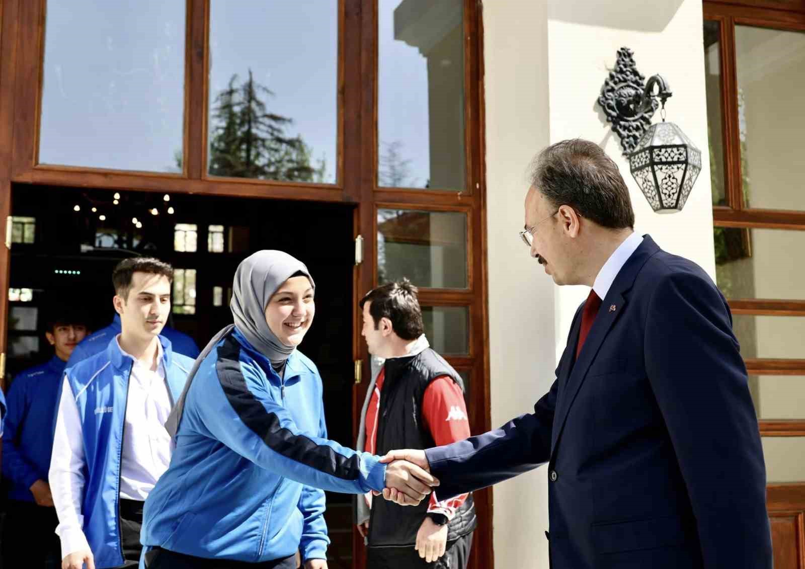 VALİ KIZILKAYA, GENÇLERİ MAKAMINDA AĞIRLADI