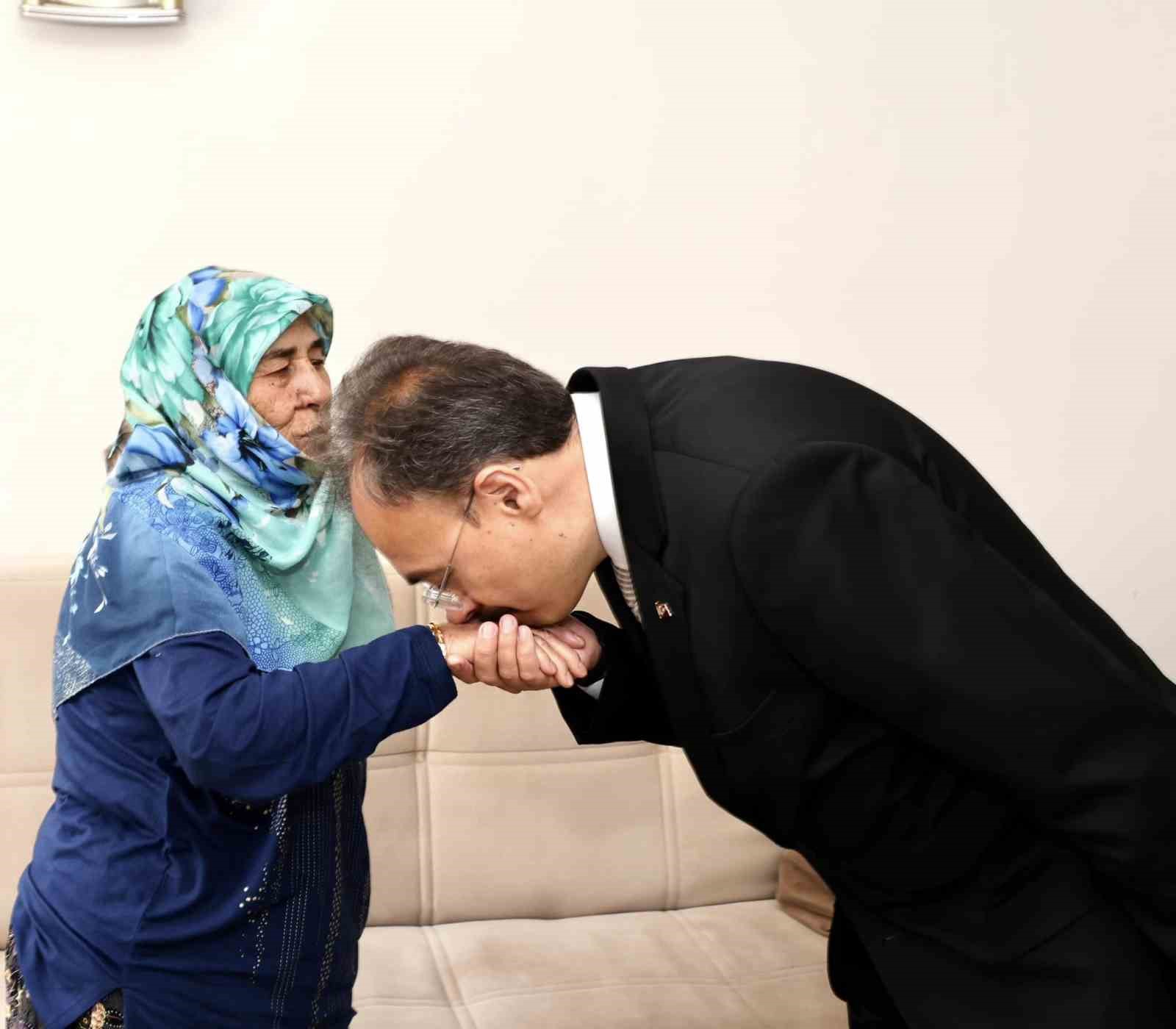 BİLECİK VALİSİ DR. KEMAL KIZILKAYA HAYATINI KAYBEDEN GAZİNİN AİLESİNİ ZİYARET