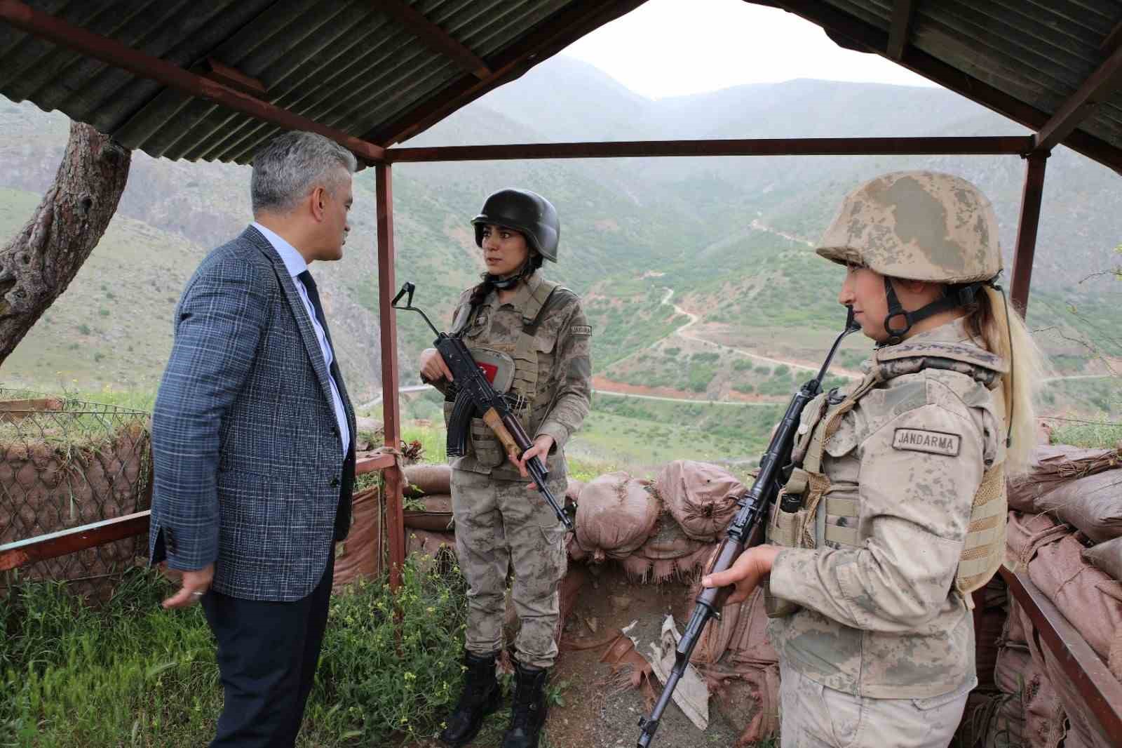 ERZİNCAN VALİSİ MEHMET MAKAS, ÜS BÖLGESİNDEKİ GÜVENLİK GÖREVLİLERİNİ ZİYARET ETTİ
