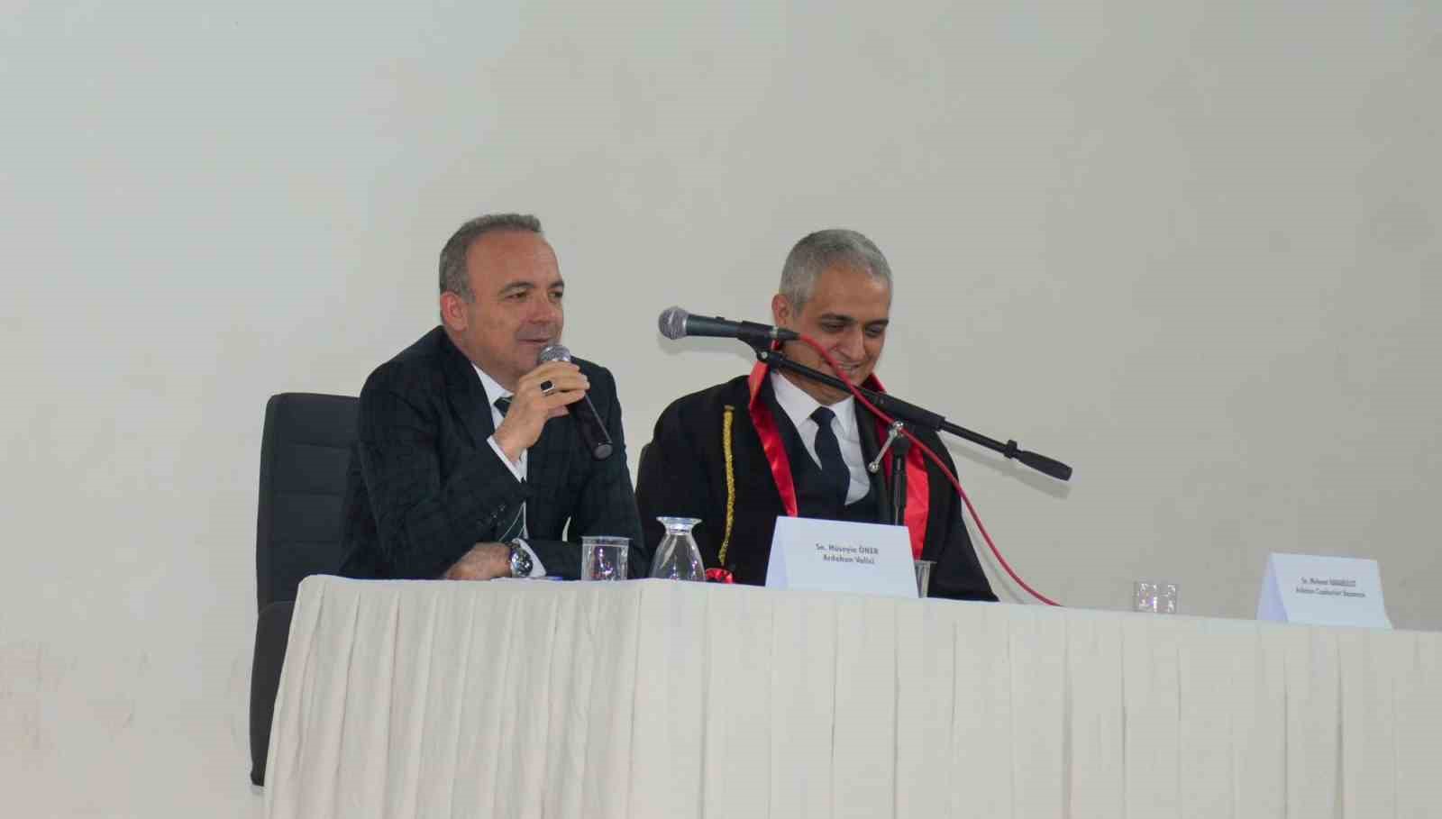 VALİ ÖNER, MESLEKİ TECRÜBELERİNİ ÖĞRENCİLERLE PAYLAŞTI. (OLGUN YILDIZ/ARDAHAN-İHA)