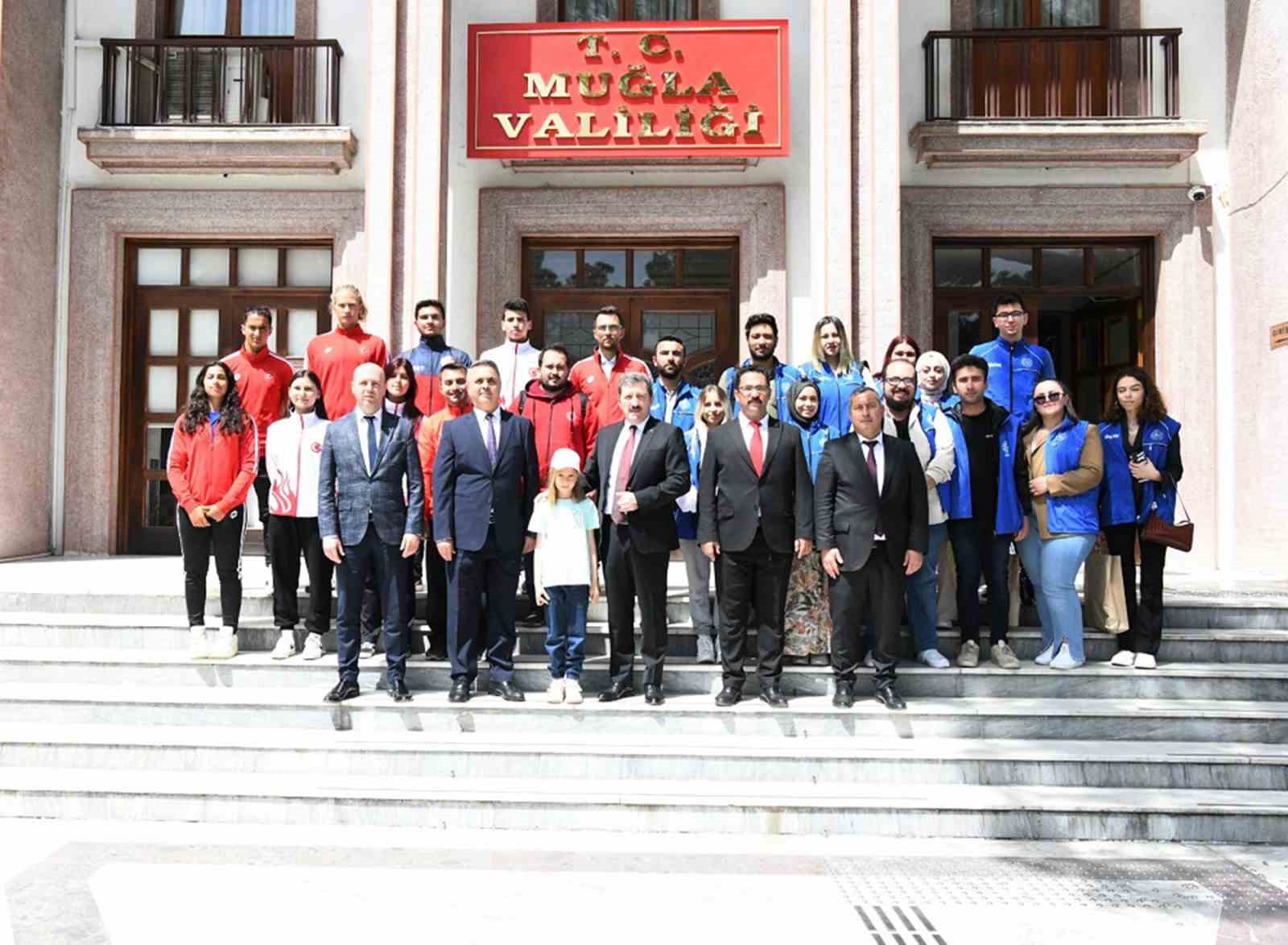 MUĞLA VALİSİ ORHAN TAVLI, ŞAMPİYON SPORCU VE GÖNÜLLÜ GENÇLERLE BİR