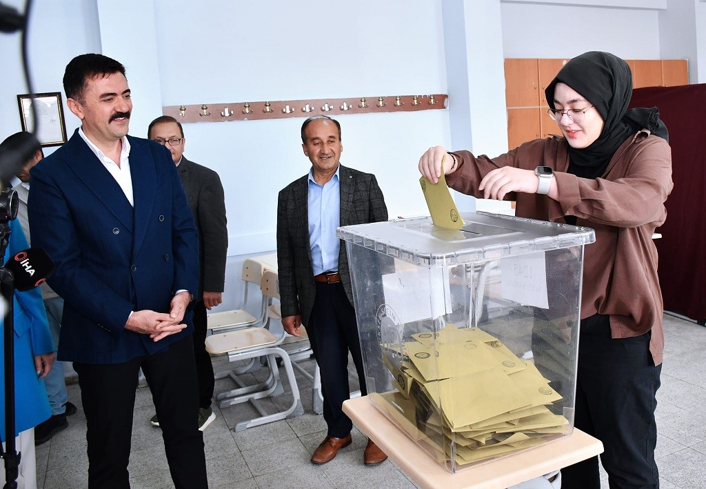 KIRIKKALE VALİSİ BÜLENT TEKBIYIKOĞLU, EŞİ ARZU TEKBIYIKOĞLU VE İLK KIZI