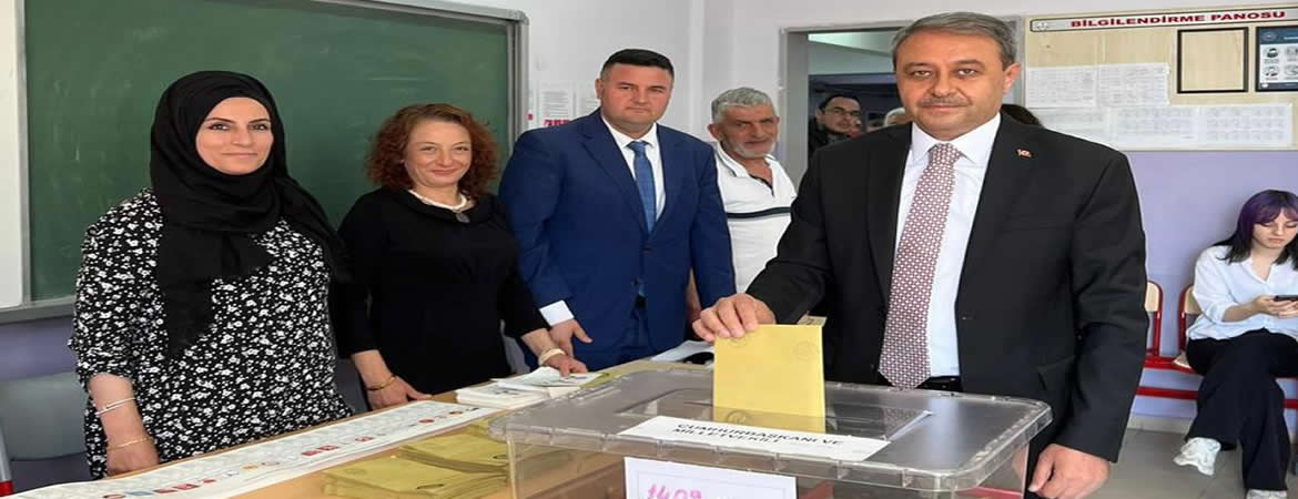 Vali Işıldak, oyunu İnebey Anadolu Lisesi’nde kullandı Vali Hasan Şıldak Eşi Fatma Nur Şıldak ve Kızı Meryem