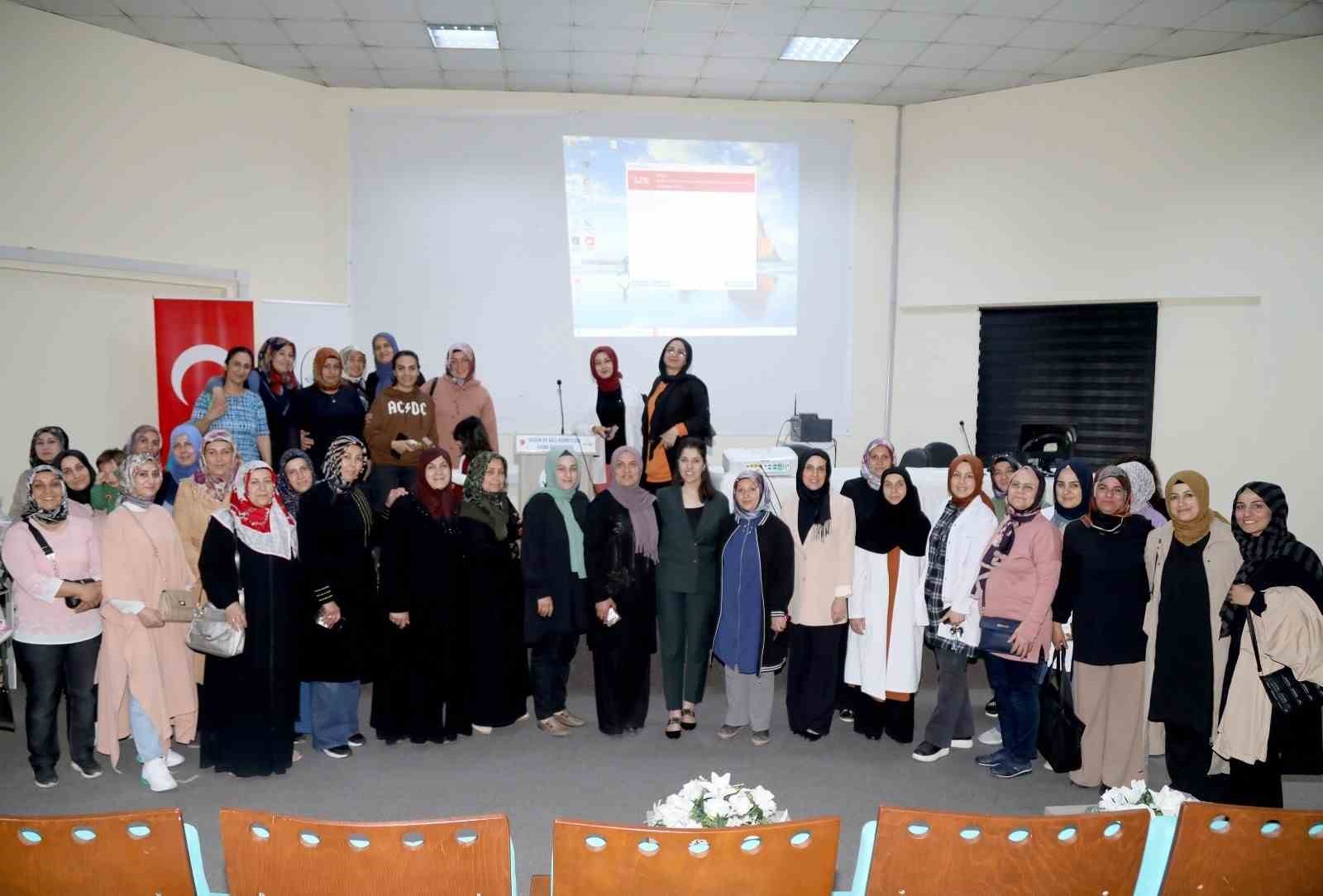 VAN BÜYÜKŞEHİR BELEDİYESİ, ANNELER GÜNÜ DOLAYISIYLA PROGRAM DÜZENLEYEREK KURSİYER ANNELERE