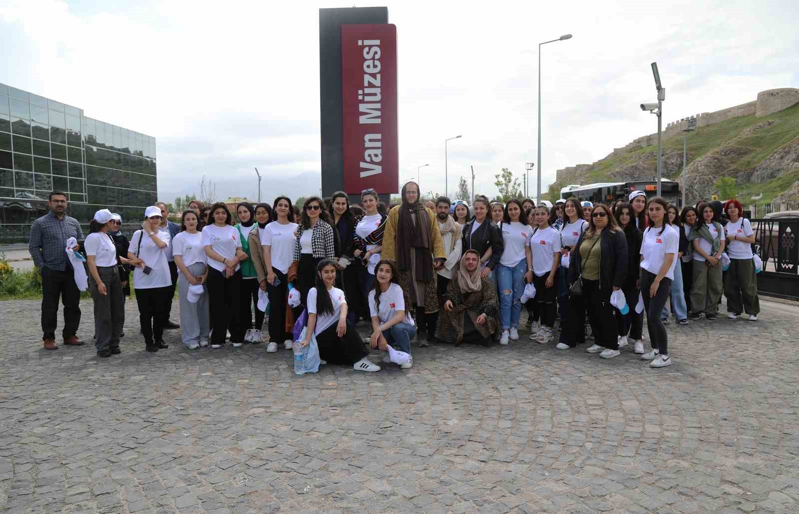 VAN VALİLİĞİ VE BÜYÜKŞEHİR BELEDİYESİ TARAFINDAN AÇILAN "ALTIN ÇAĞ'DA BİLİM"