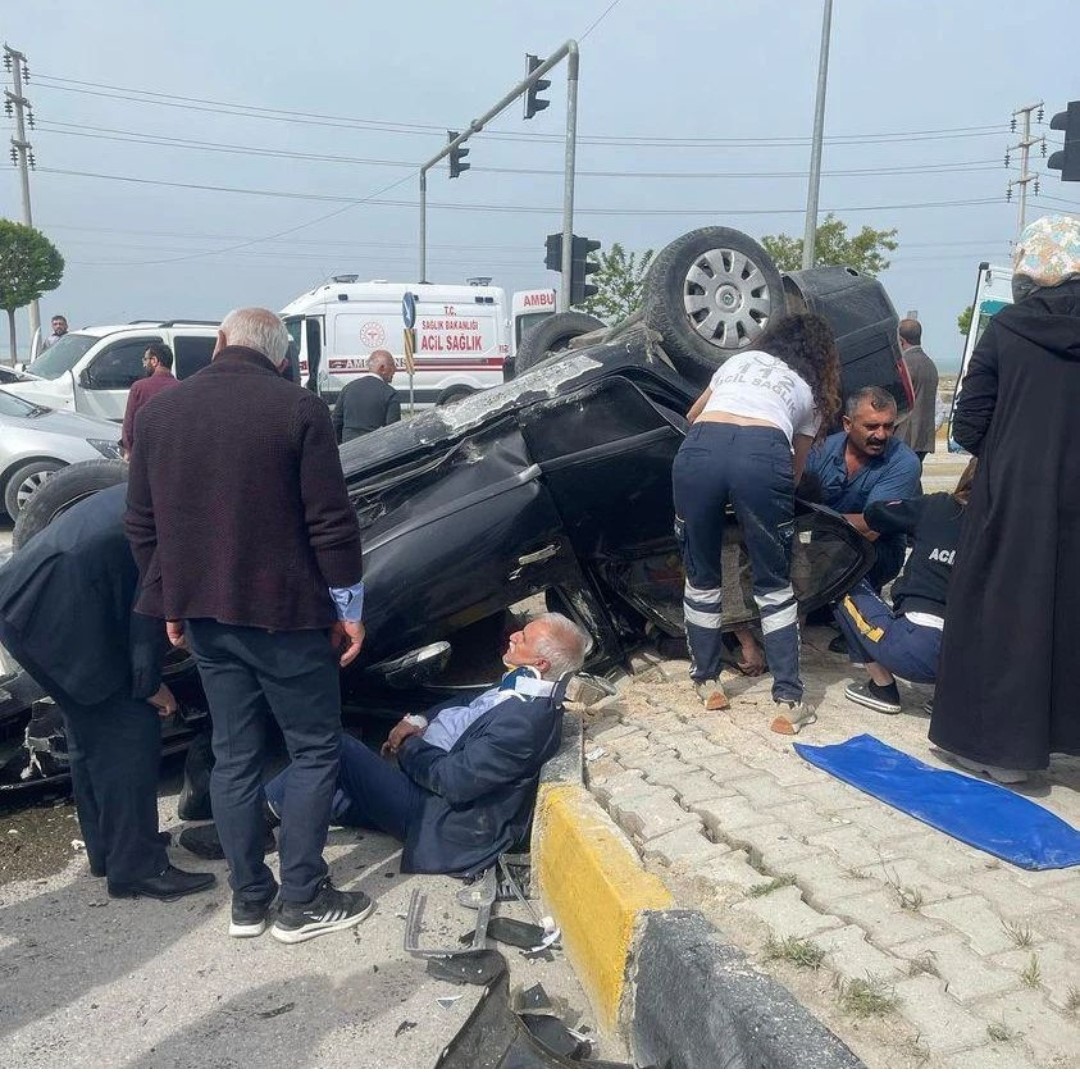 VAN'DA AYNI YERDE MEYDANA GELEN TRAFİK KAZASINDA 4 KİŞİ YARALANDI.