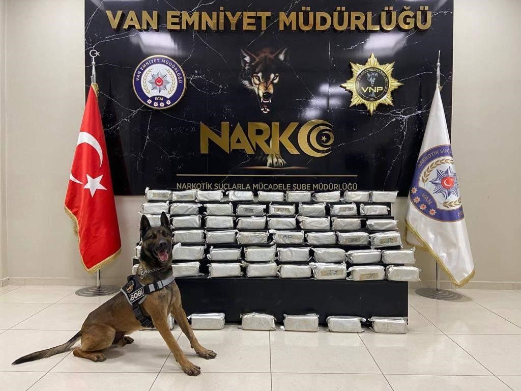 VAN’IN İPEKYOLU İLÇESİNDE POLİS EKİPLERİNCE BİR ARAÇTA YAPILAN ARAMADA 60